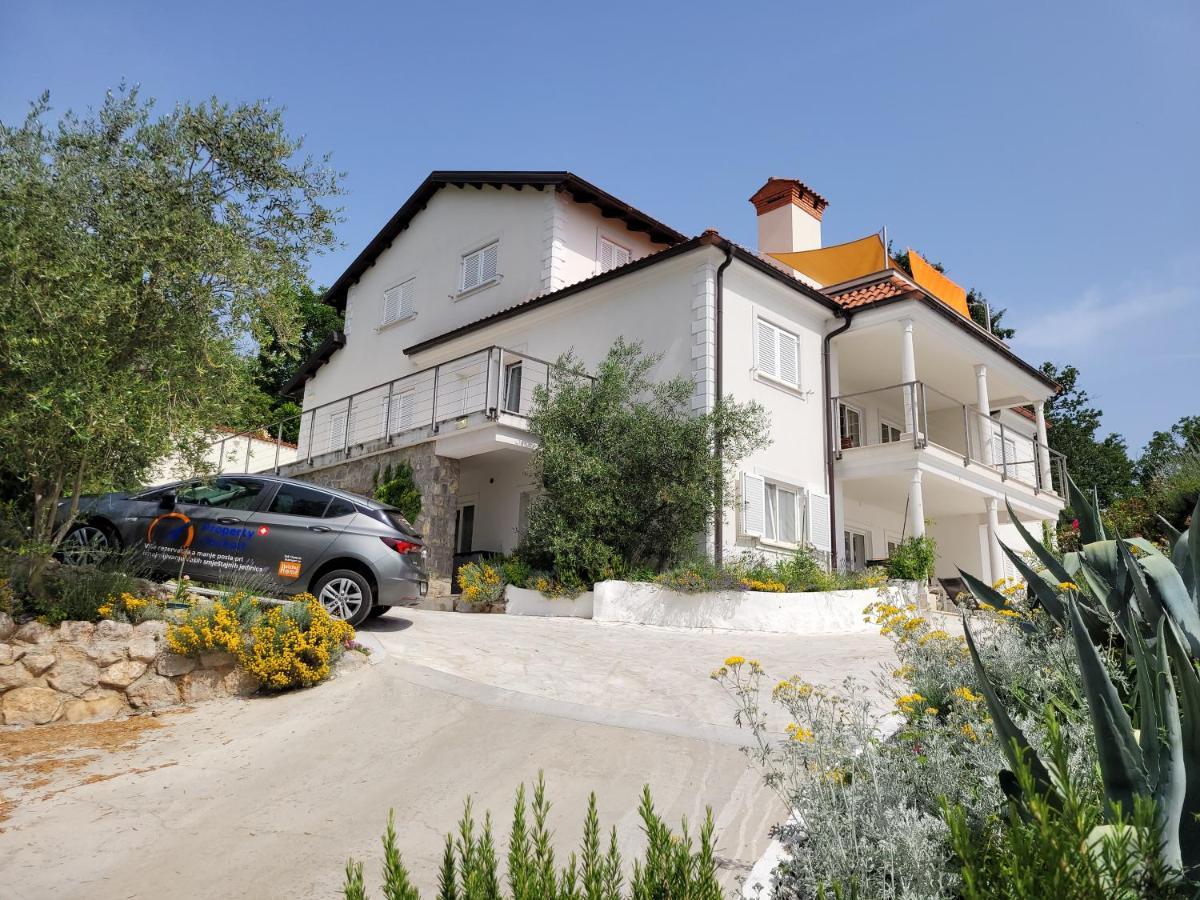 Apartments Chiara Mit Meerblick Und Pool Und Jacuzzi Laurana Esterno foto