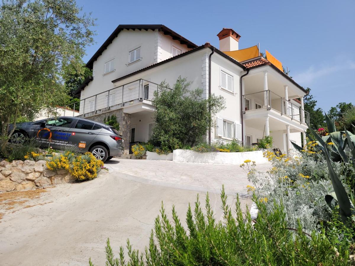 Apartments Chiara Mit Meerblick Und Pool Und Jacuzzi Laurana Esterno foto