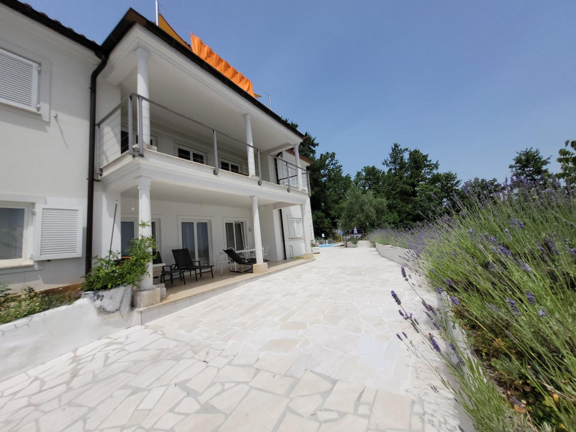 Apartments Chiara Mit Meerblick Und Pool Und Jacuzzi Laurana Esterno foto