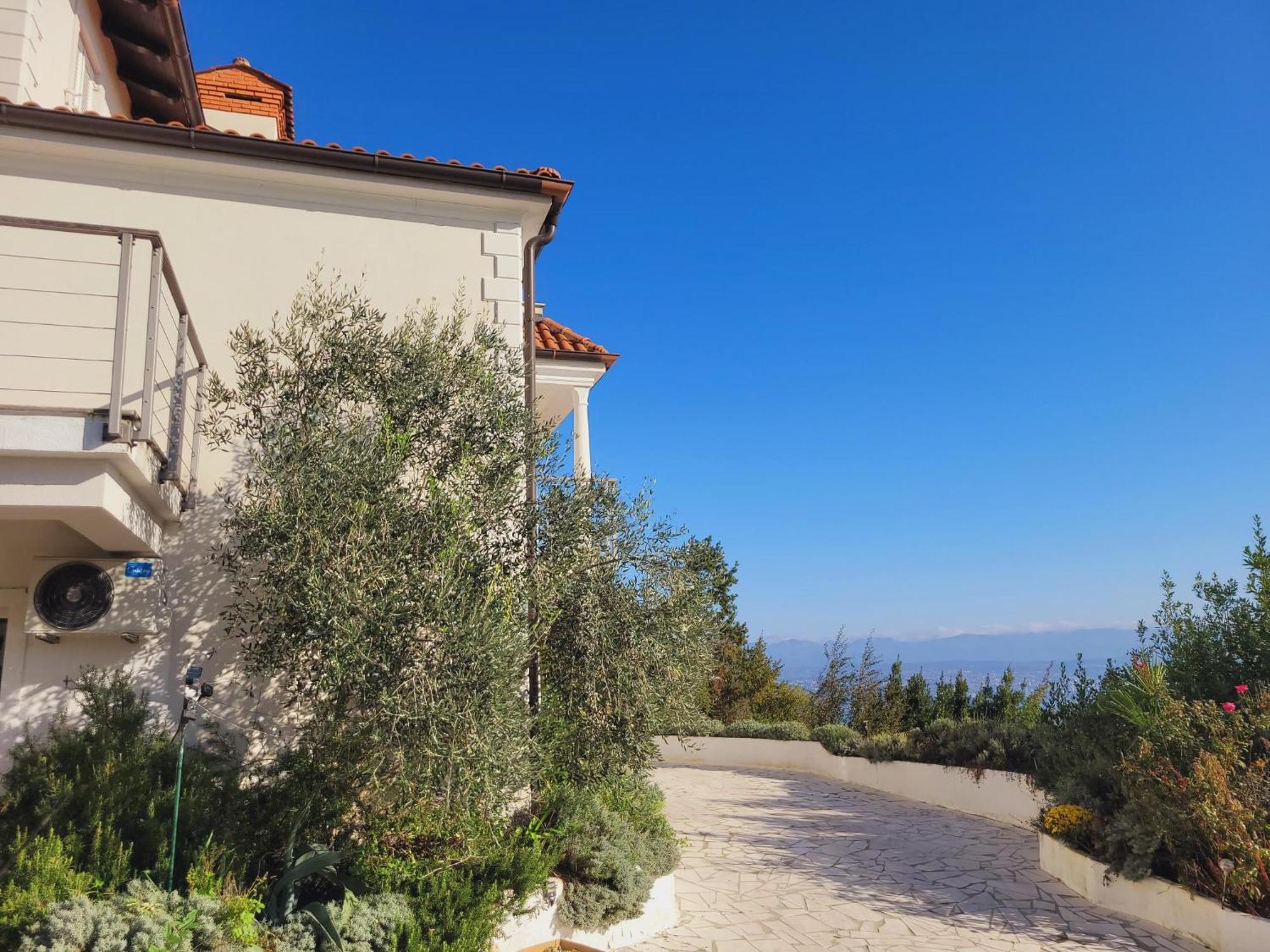 Apartments Chiara Mit Meerblick Und Pool Und Jacuzzi Laurana Esterno foto