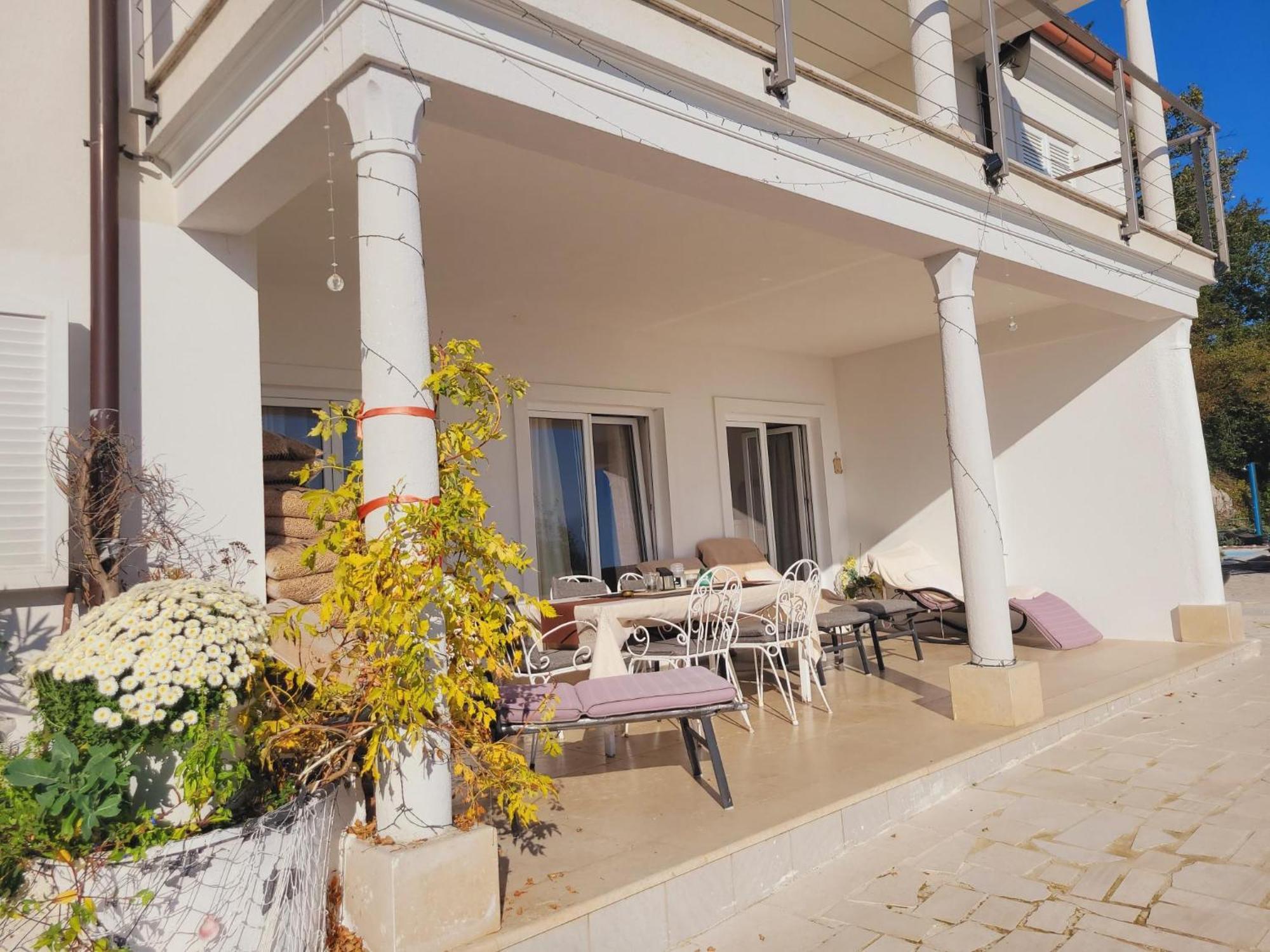 Apartments Chiara Mit Meerblick Und Pool Und Jacuzzi Laurana Esterno foto